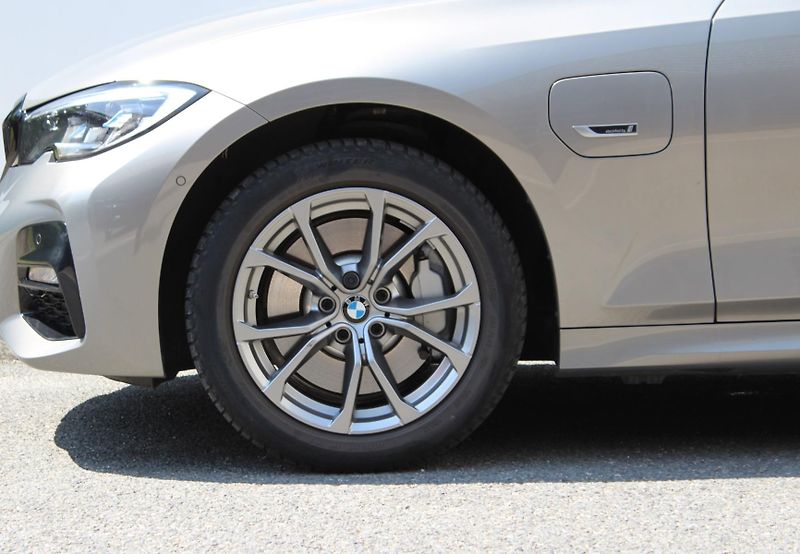 BMW Řada 3 330e xDrive Touring - fotka 6 z 23