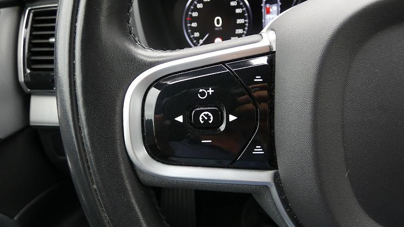 Volvo XC90 B5 AWD Momentum PRO 7 míst - fotka 11 z 27