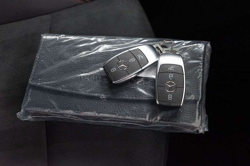 Mercedes-Benz EQB 300 66kWh*4MATIC*AMG*KAMERA*So - fotka 38 z 47