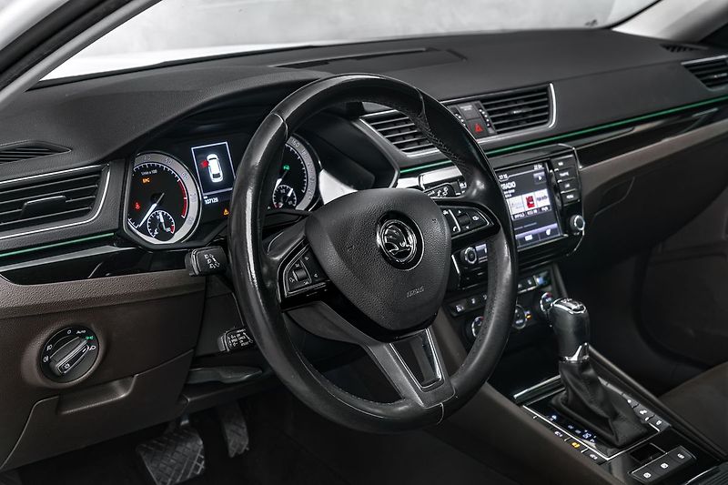 Škoda Superb Combi 2,0TSI L&K 4x4 DSG - fotka 15 z 26