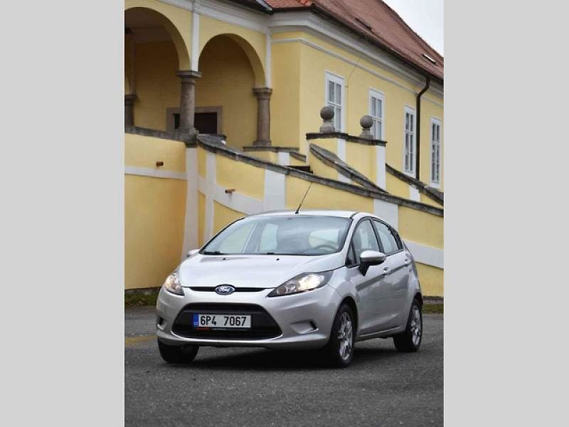 Stříbrný exemplář Fordu Fiesta při testovací jízdě