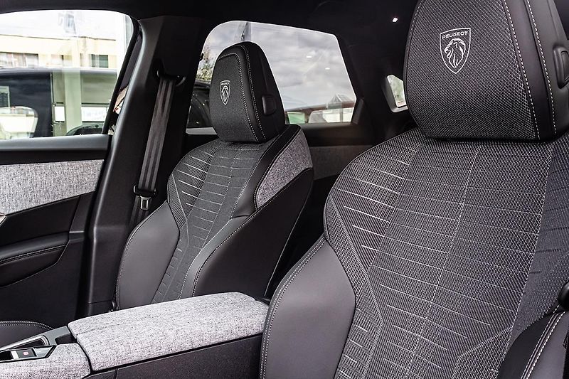 Peugeot 3008 (2026) 1,2   BUSINESS Hybrid 145 e-DC - fotka 11 z 13