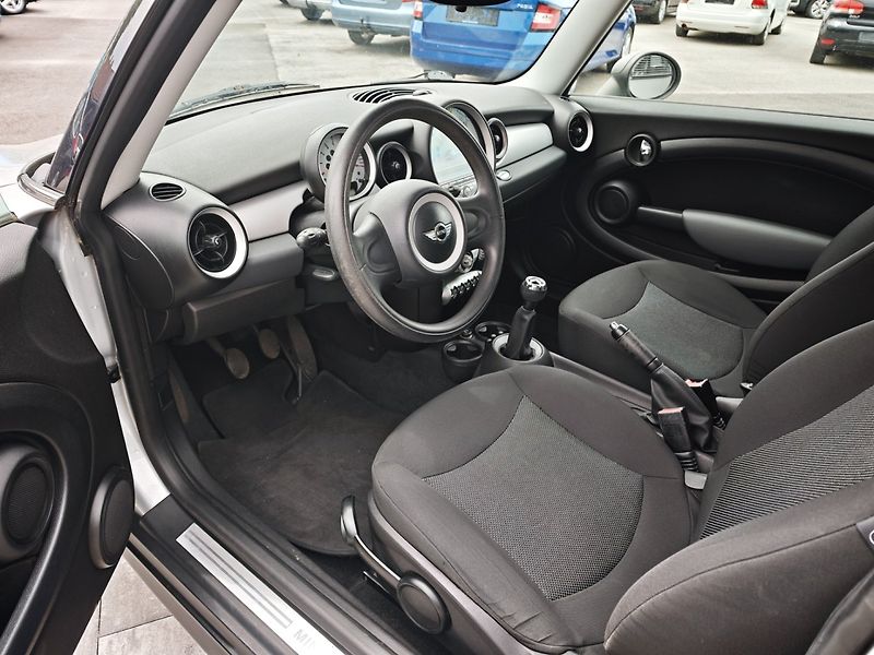Mini Cooper (2009) ONE 1,4i 70Kw - fotka 19 z 25