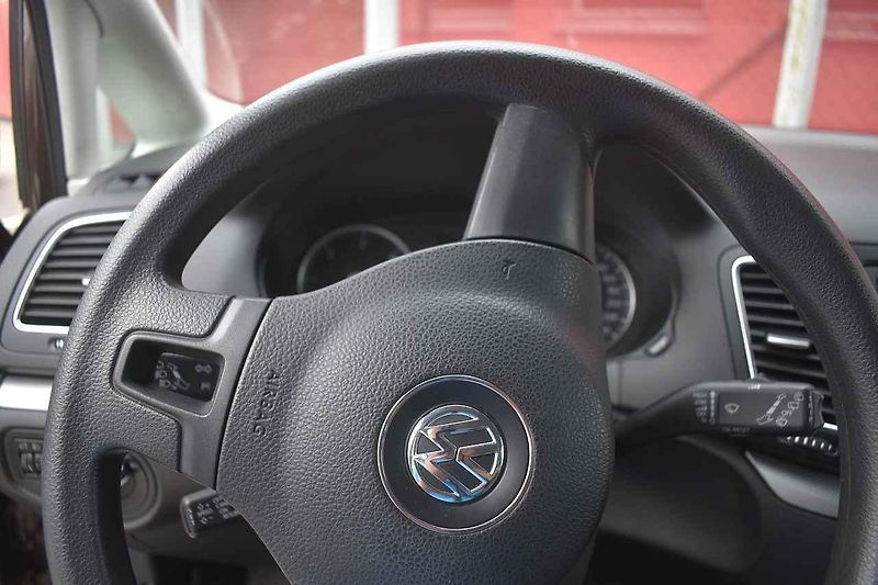 Tento Volkswagen Sharan je deset let starý. Nevypadá na to