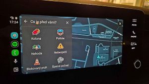 Mobilní navigace Waze v Android Auto. Ilustrační snímek