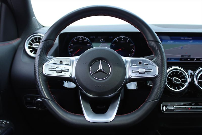 Mercedes-Benz GLA 250 165kW 4MATIC AMG ČR - fotka 16 z 34