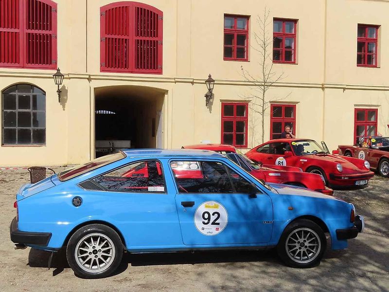 Michal a Jonáš Pavlíčkovi na startu. Rallye Spring Classic startovalo v sobotu 12. dubna dopoledne z jihočeského Tábora. Na trasu 231 kilometrů vyrazilo 100 posádek.