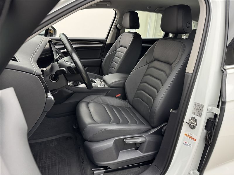 Volkswagen Touareg 3,0 R-LINE VZDUCH NV MATRIX ČR - fotka 38 z 48