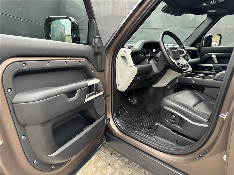 Land Rover Defender 3,0 110 D300 X-DYN. HSE ZÁRUKA - fotka 9 z 40