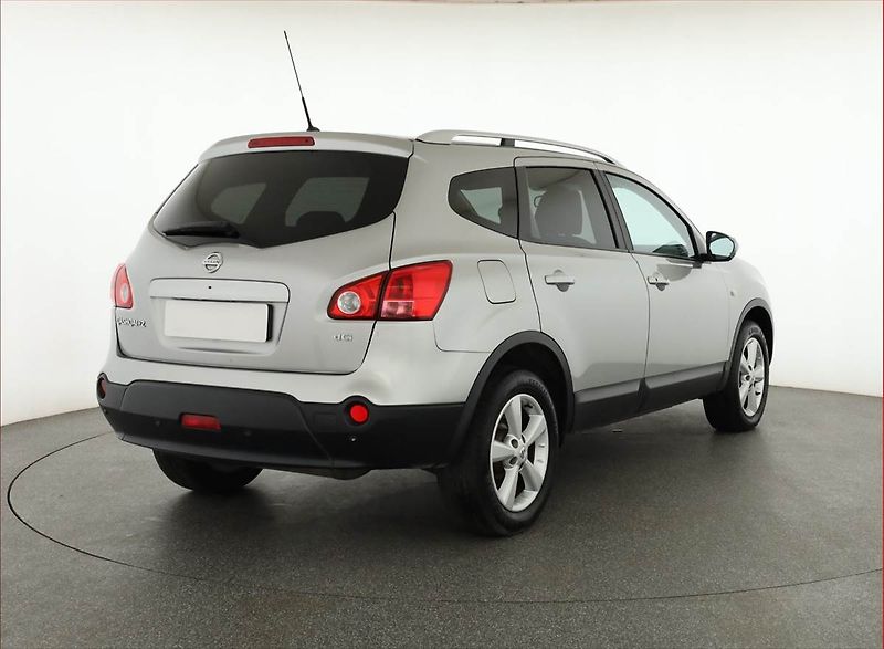 Nissan Qashqai (2009) 2.0 dCi, 7 míst, ČR,1.maj - fotka 5 z 17