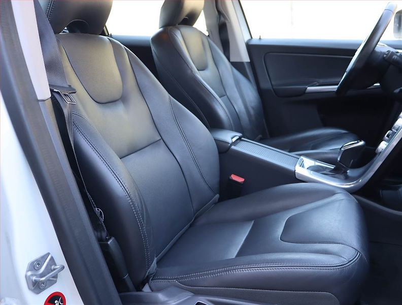 Volvo XC60 (2017) D4, Automat, Kůže, Navi - fotka 9 z 19