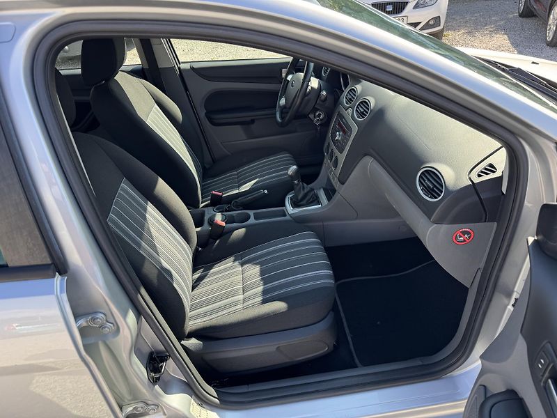 Ford Focus (2010) 1.6-16V,rezervace  - fotka 19 z 28