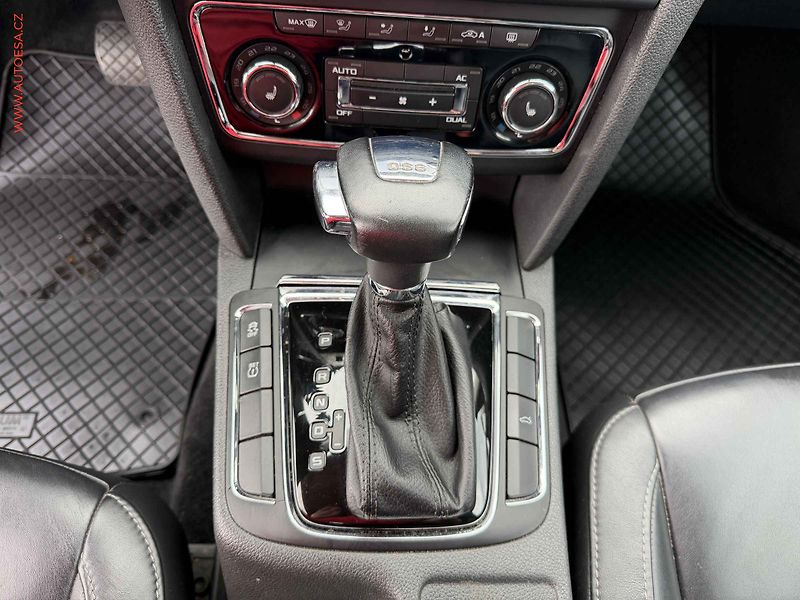 Škoda Superb (2012) 2.0 TDi, Elegance, DSG - fotka 15 z 18