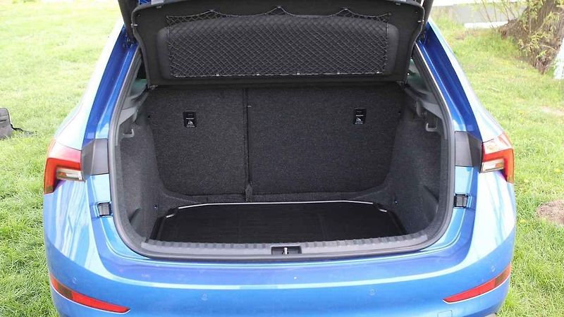 Škoda Scala a Říp v pozadí