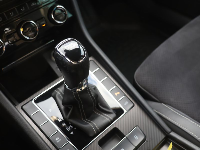 Škoda Superb 2,0 TDI DSG Sportline LED DPH - fotka 30 z 39