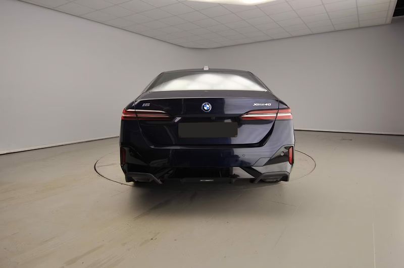 BMW i5 xDrive40 M-Sport 4zon H/K Vent - fotka 5 z 30