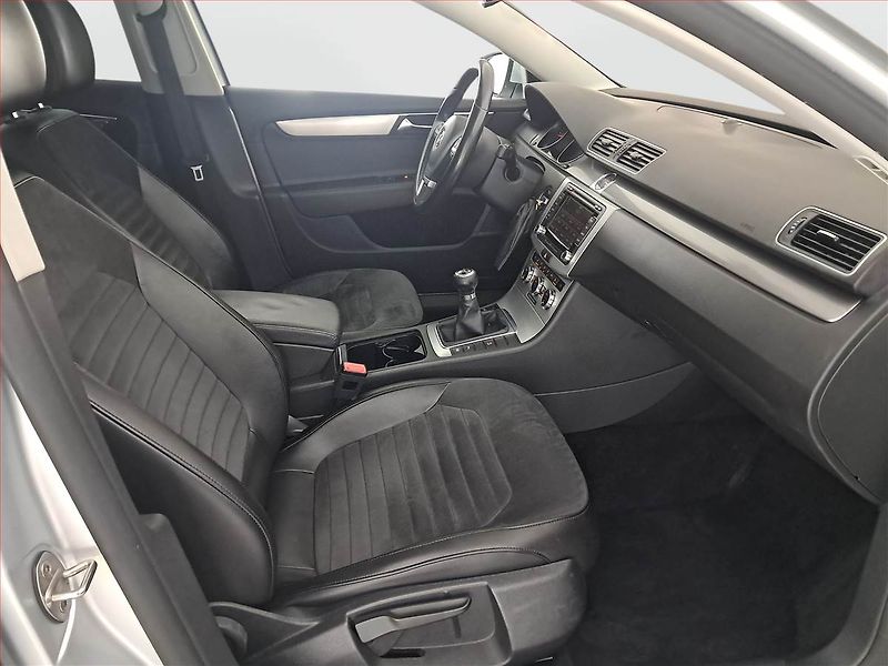 Volkswagen Passat (2011) 2.0 TDI, Navi, Tempomat - fotka 9 z 19
