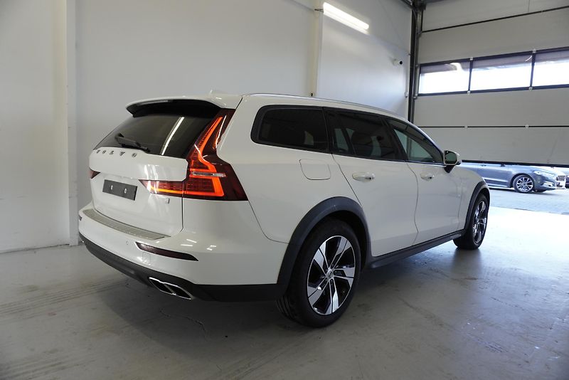 Volvo V60 (2019) CROSS COUNTRY 2,0 D4 AWD AUT. - fotka 5 z 33