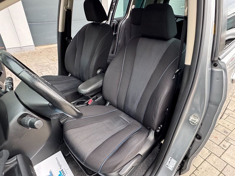 Mazda 5 (2012) 1.6 MZR-CD, 7míst - fotka 17 z 36