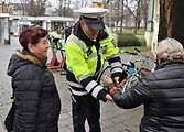 Policisté během preventivních akcí rozdávají reflexní pásky.