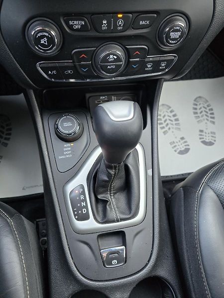 Jeep Cherokee 147kW 4x4 LIMITED KŮŽE NAV - fotka 15 z 49