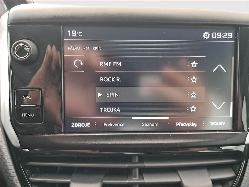 Peugeot 2008 (2018) 1.2 PureTech, Serv.kniha - fotka 13 z 17