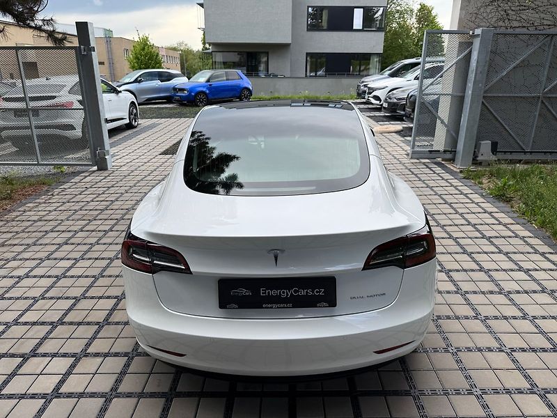 Tesla Model 3 Long Range AWD - fotka 35 z 38