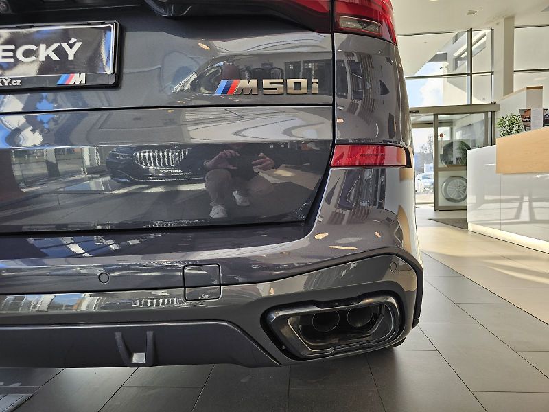 BMW X5 M50i - fotka 8 z 36