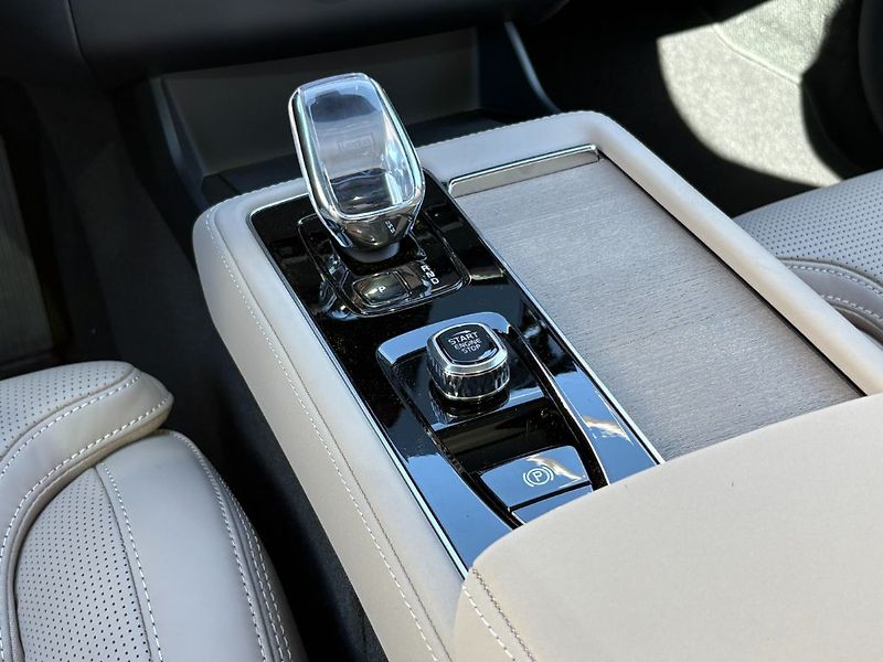 Volvo XC90 Plus Dark T8 299kW - fotka 24 z 25