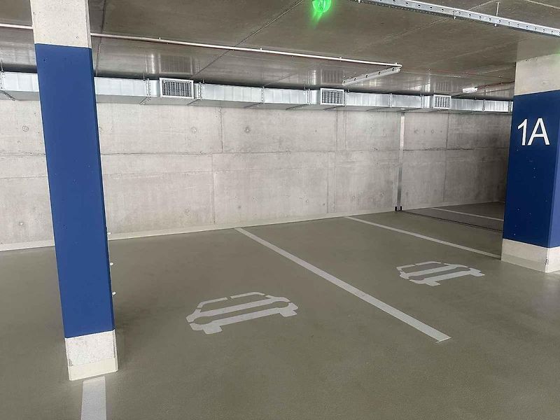 Přes šest set stání mají řidiči od úterý k dispozici v novém parkovacím domě a jeho blízkém okolí mezi brněnskými ulicemi Veveří, Bulínova a Šumavská.