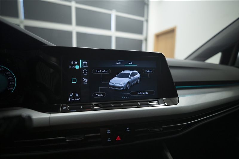 Volkswagen Golf 1,5 eTSI DSG KAMERA VÝHŘEV ČR - fotka 29 z 41