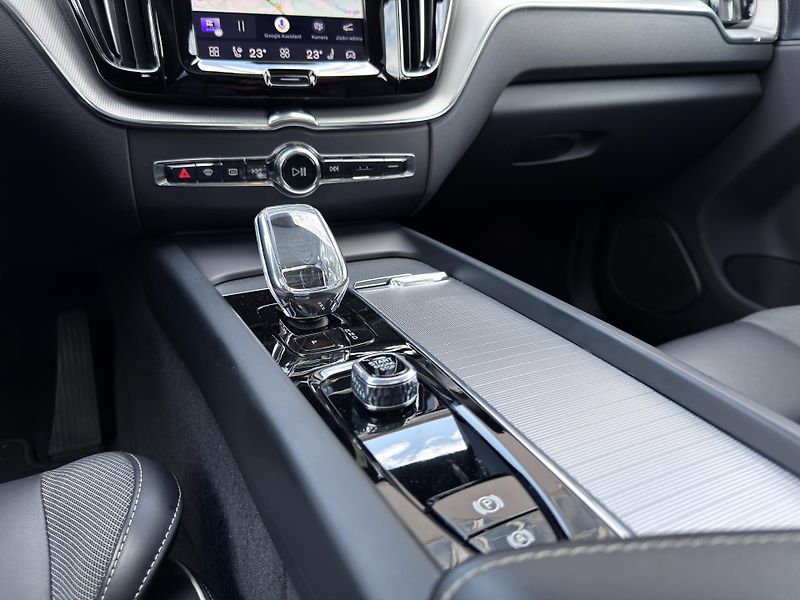 Volvo XC60 T8 AWD RECH.+sada zimních kol  - fotka 23 z 51