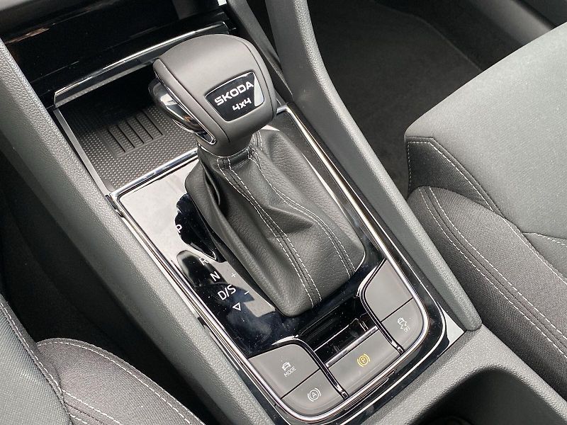 Škoda Karoq (2025) TDI 4x4 DSG Sportline - fotka 28 z 35