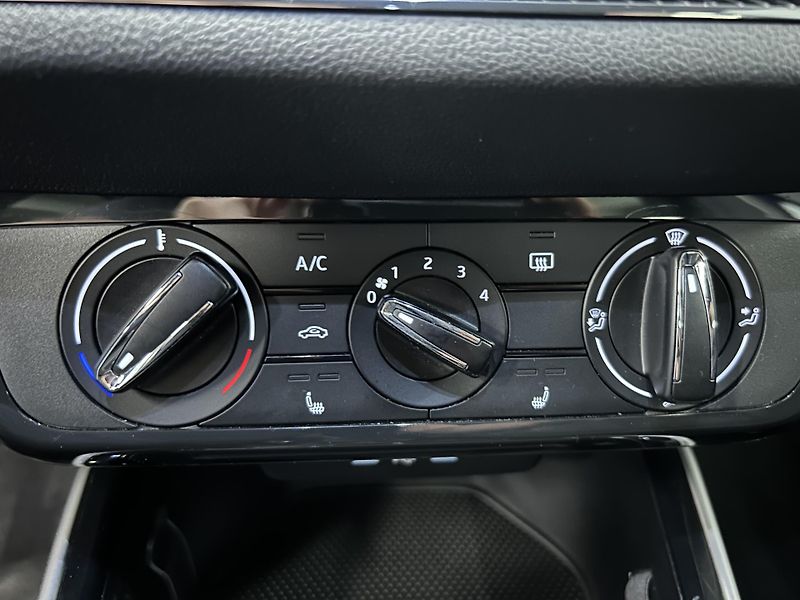 Škoda Fabia (2022) 1.0TSi DSG Style LED 81kW - fotka 10 z 23