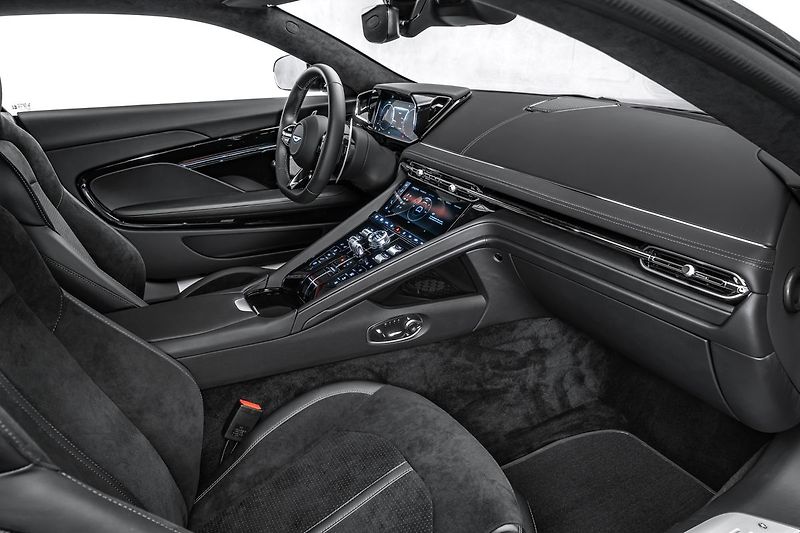 Aston Martin DB12 CZ, xenon grey, black pack - fotka 17 z 25