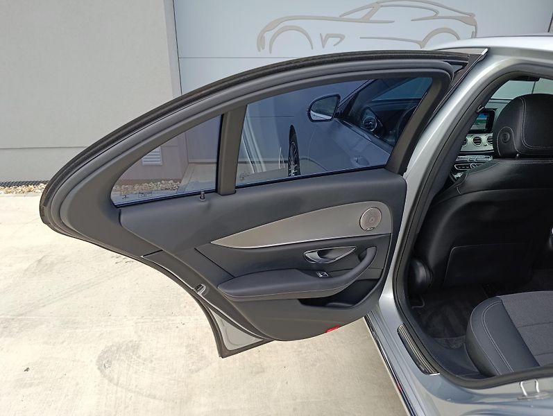 Mercedes-Benz Třídy E 220d 143kW 4MATIC ČR  - fotka 30 z 34