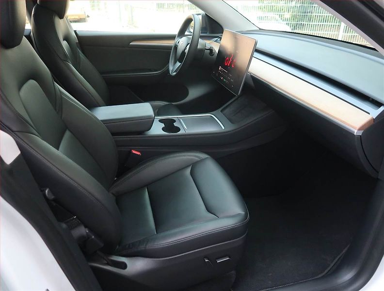 Tesla Model Y (2022) Performance 79kWh - fotka 9 z 21