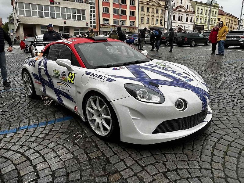 Tragédie, která se odehrála v rámci 58. ročníku Rallye Šumava, kdy po nehodě zemřela navigátorka Alena Krejčíková (41), nezasáhla jen příznivce rallye, ale její kamarády, jelikož byla na Klatovsku doma.