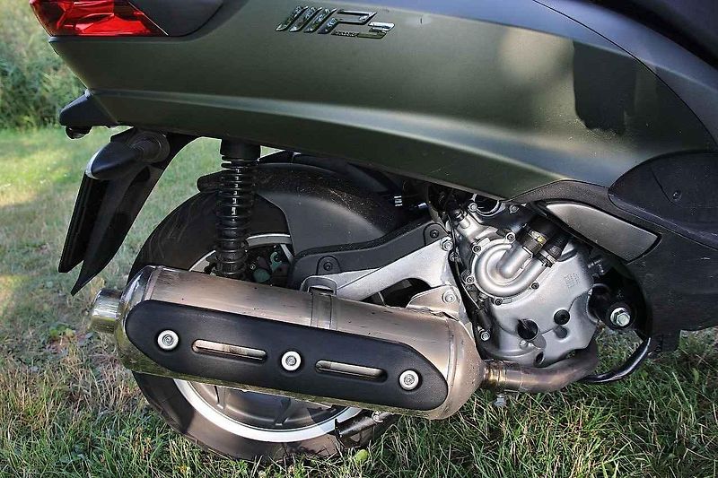 Piaggio MP3 500ie Sport LT (vlevo) a Piaggio Medley 125ie.