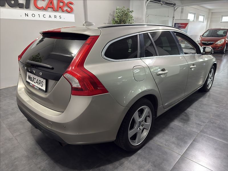 Volvo V60 2,0   T5 177KW SUMMUM XENON - fotka 5 z 38