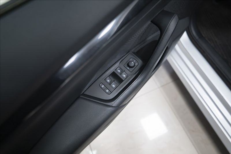Škoda Octavia 2,0 TDI 1. MAJ ČR VÝHŘEV DPH - fotka 16 z 42