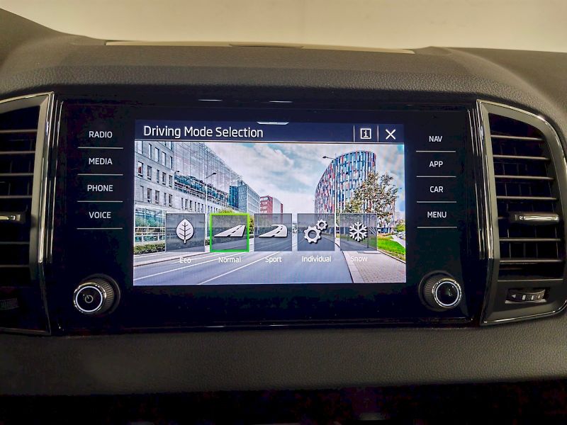 Škoda Karoq (2024) 2.0 TDI 110 kW DSG 4x4 Top Sel - fotka 14 z 32