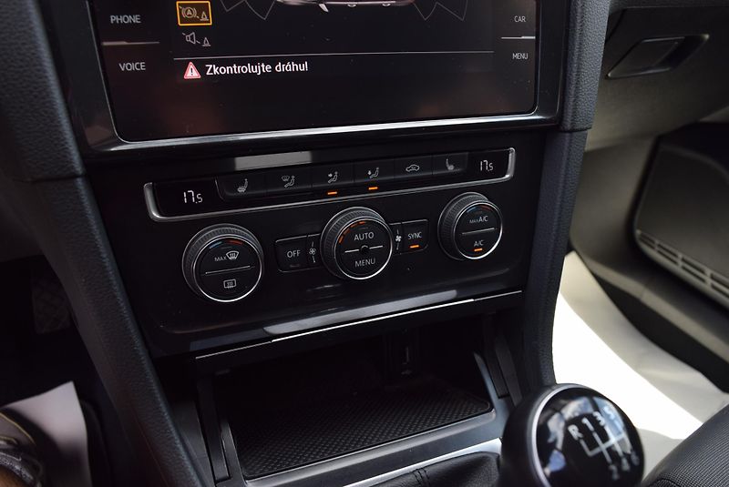 Volkswagen Golf (2018) 1.4TSI 92kw CLBMT LED NAVI TOP - fotka 24 z 49