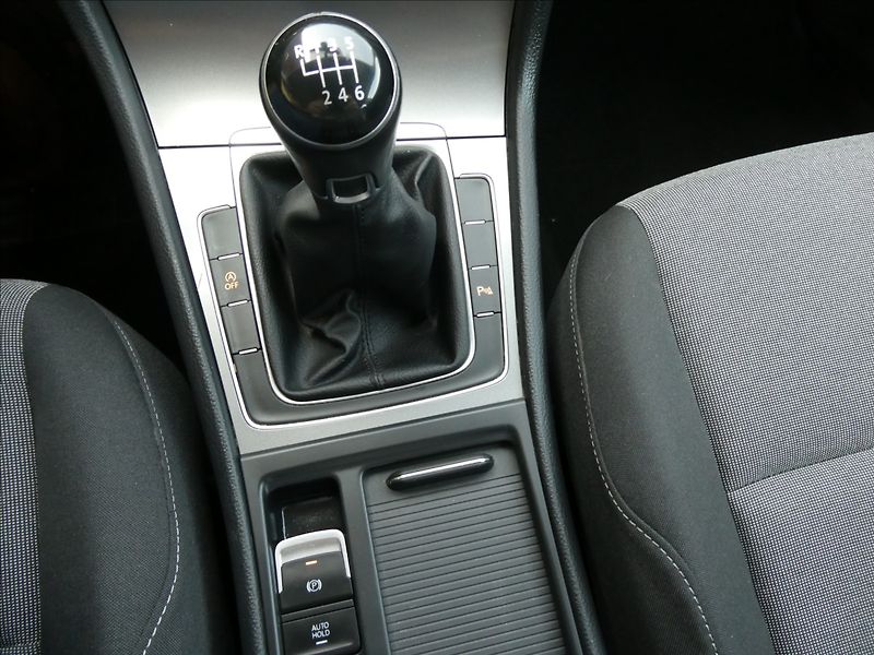 Volkswagen Golf 1,2 TSi 81kW auto klima, závěs - fotka 31 z 50