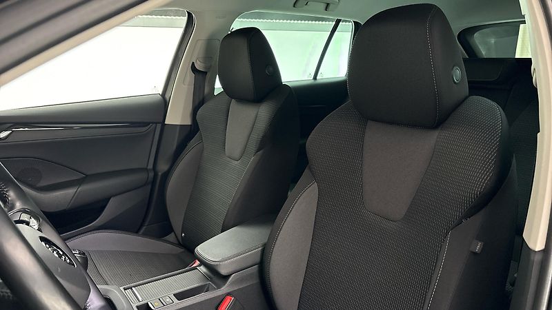 Škoda Octavia 2.0 TDI Ambition Combi - fotka 15 z 27