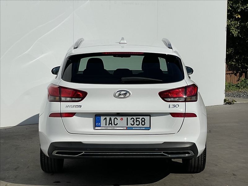Hyundai i30 1,5 T-GDI Combi Comfort PDC - fotka 22 z 23