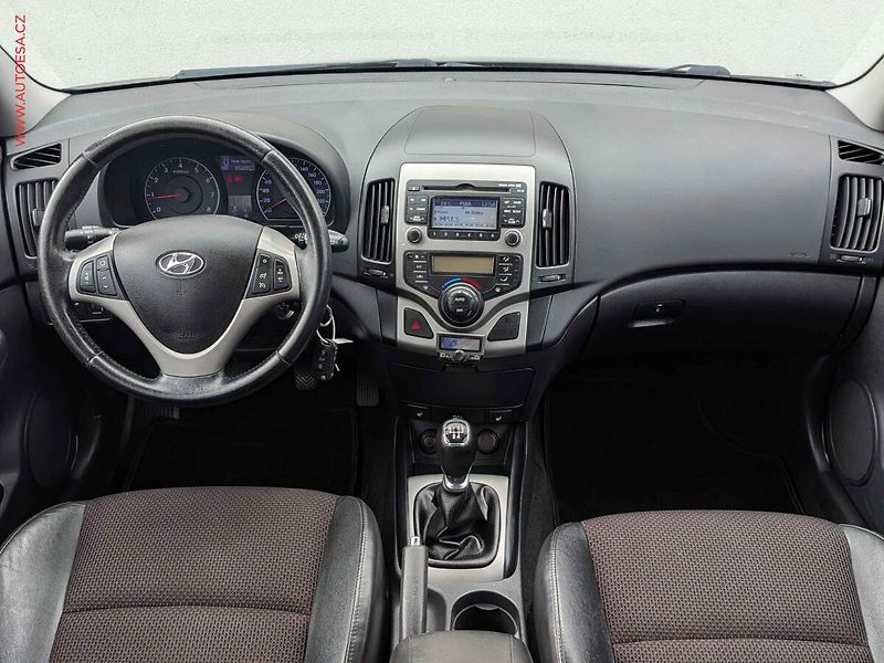 Hyundai i30 (2010) 1.6i, ČR, AC, park.asist - fotka 8 z 13