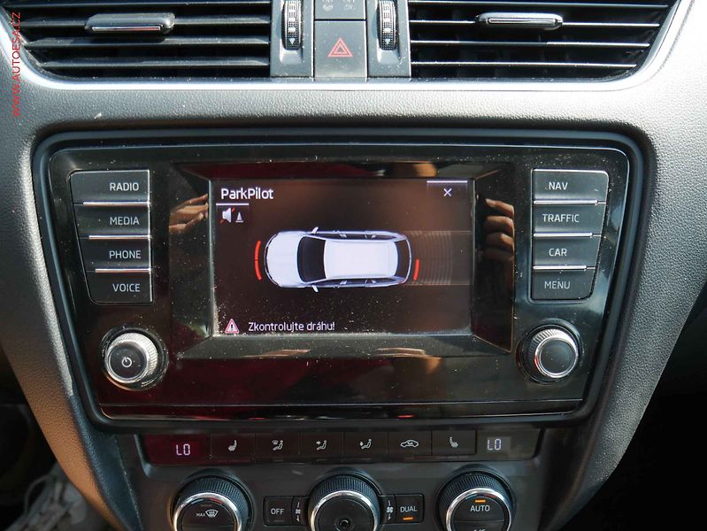Škoda Octavia (2015) 1.6 TDI, ČR, AC, výhřev sed. - fotka 15 z 16
