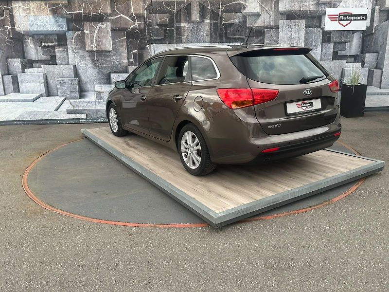 Kia Ceed (2015) 1.4LPG, 73KW, EXCELLECE - fotka 8 z 25