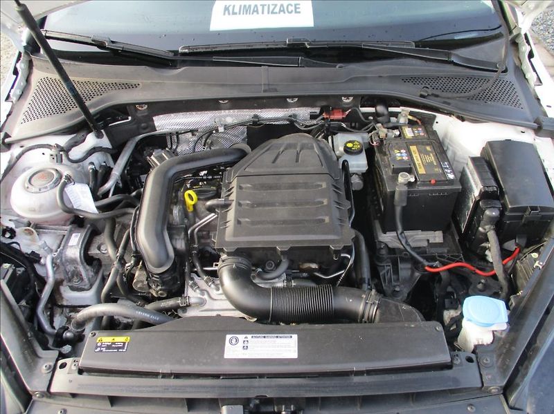 Volkswagen Golf 1,0 TSI,klima,Apple/Android - fotka 25 z 28